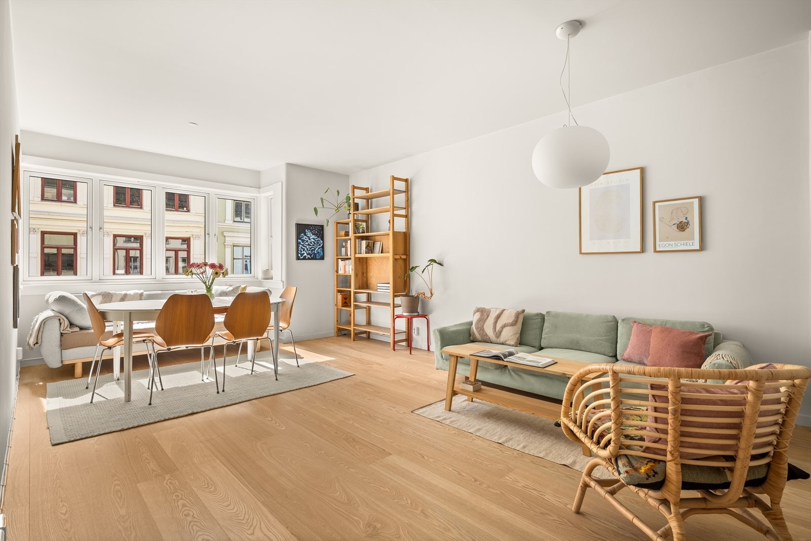 Lys og romslig stue med god plass til sittegrupper, stort spisebord og multimedia. Galleribilde