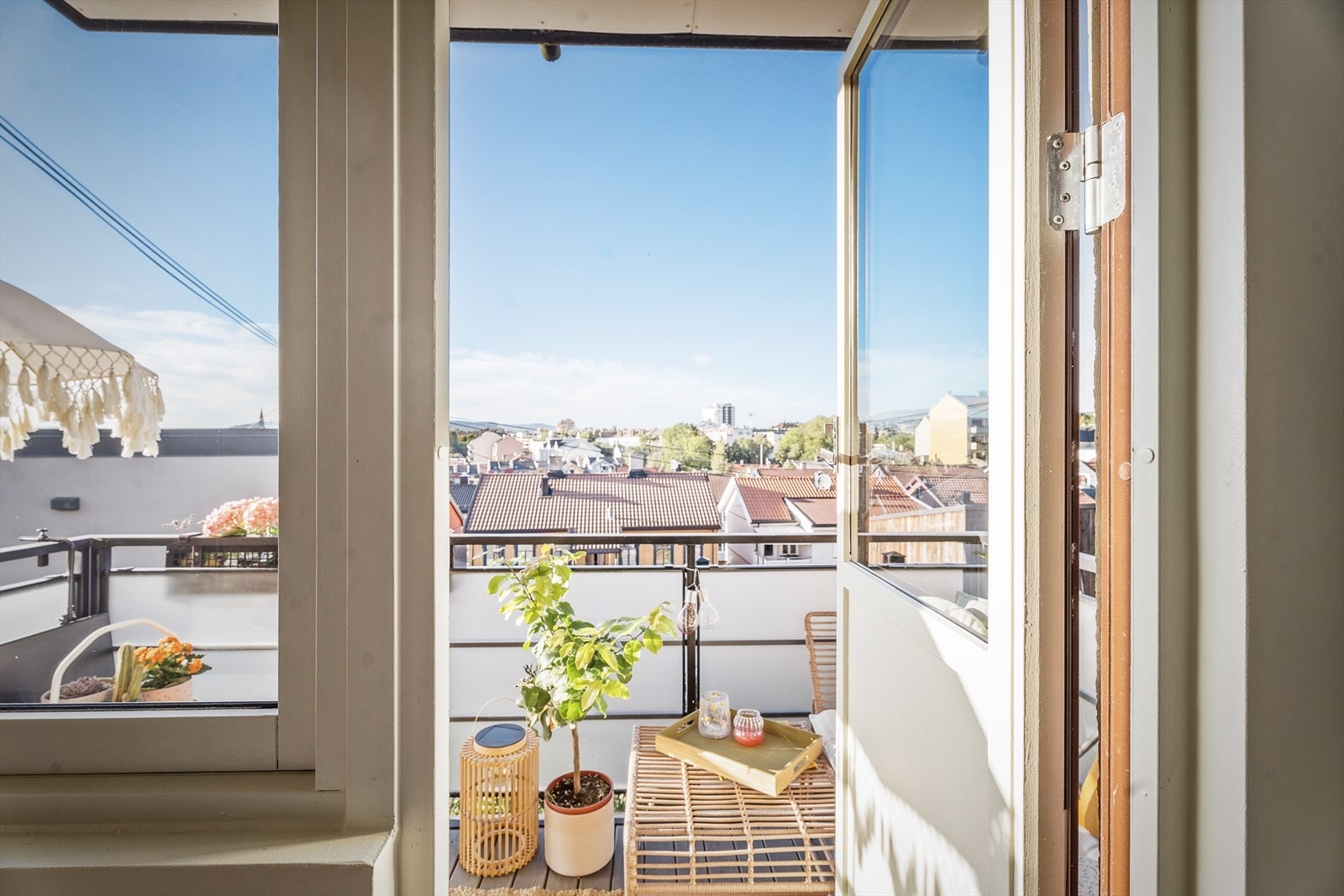 Utgang fra soverom til nordvestvendt balkong med ettermiddagssol-/kveldssol. Galleribilde