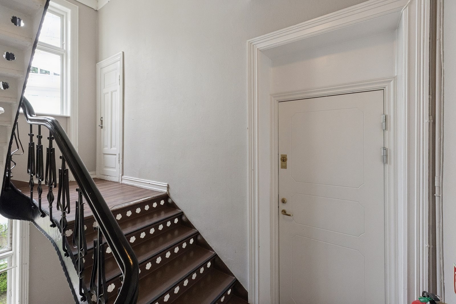 Boligen disponerer 3 boder, én loftsbod på ca. 2,37 m² og én kjellerbod på ca. 1,82 m², samt en bod i trappeoppgang på ca 1,3 m². Galleribilde