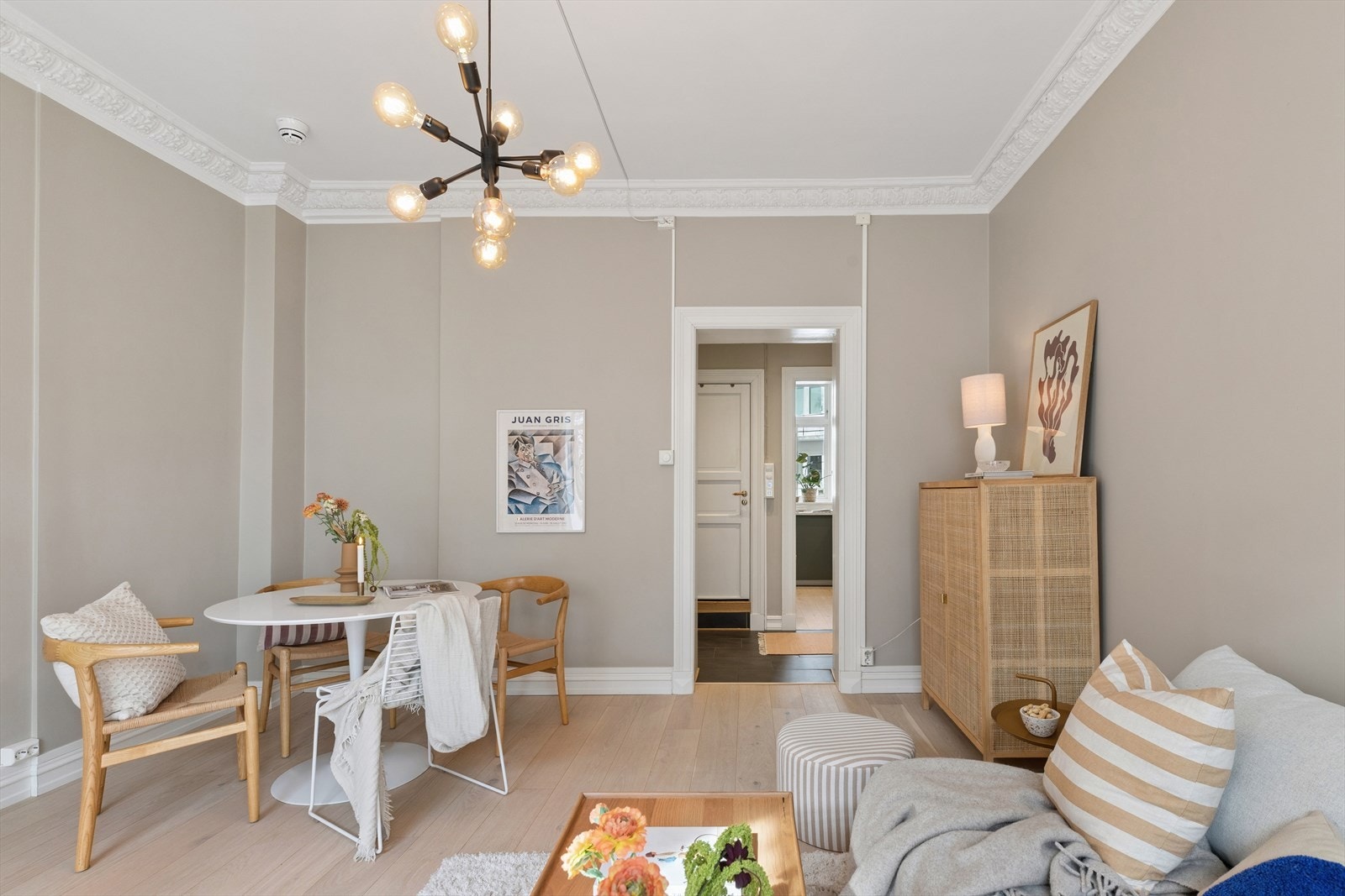 Det er svært gode innredningsmuligheter i stuen, med både plass til egen sone for spiseplass og egen sone for sittegruppe og avslapning. Galleribilde