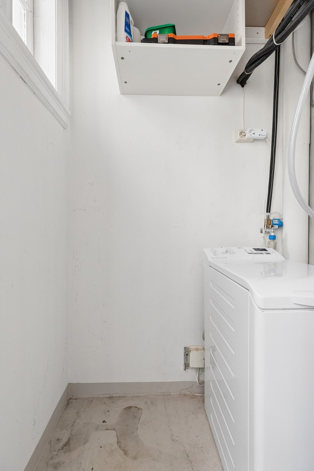 I minste bod er det opplegg for vaskemaskin, samt at varmtvannsberederen står plassert her i denne boden. Døren til boden ble nylig oppgradert ifht brannsikkerhet, se punkt "diverse" i salgsoppgaven for mer info. Galleribilde