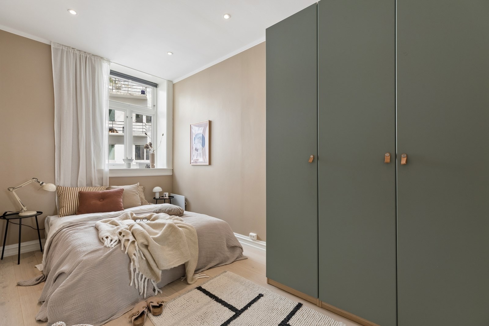 Soverommet oppleves delikat, lyst og har downlights i taket for god lysstyring i rommet. Galleribilde