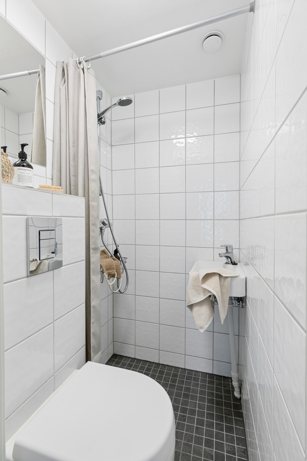 Flislagt baderom med elektriske varmekabler i gulvet. Takhøyden er til info målt til ca. 2,12 meter, som er under kravet for varig opphold. Galleribilde