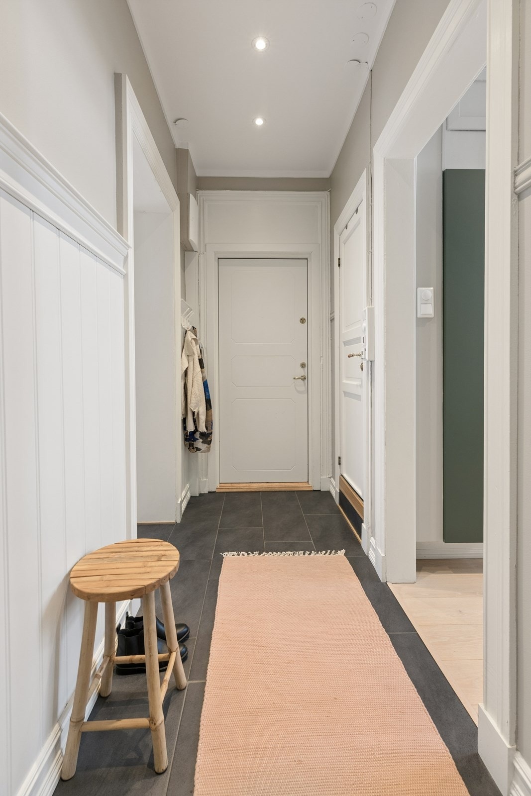 Velkommen inn. Varmekabler i entre. Galleribilde