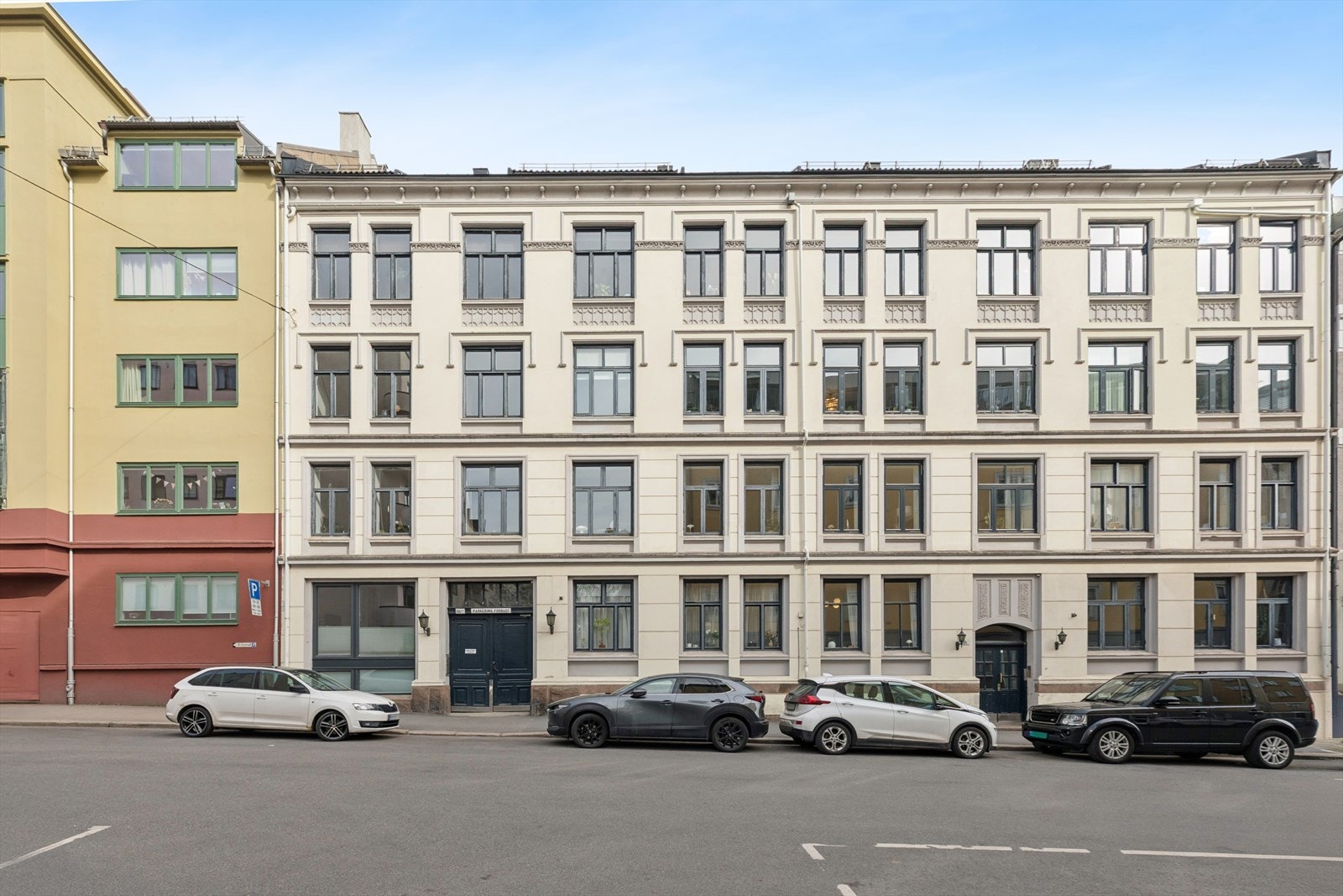 Stensgata er en rolig sidegate på Adamstuen med meget etterspurt beliggenhet. Dyrehold er også tillatt i sameiet såfremt det ikke er til sjenanse for øvrige beboere. Galleribilde