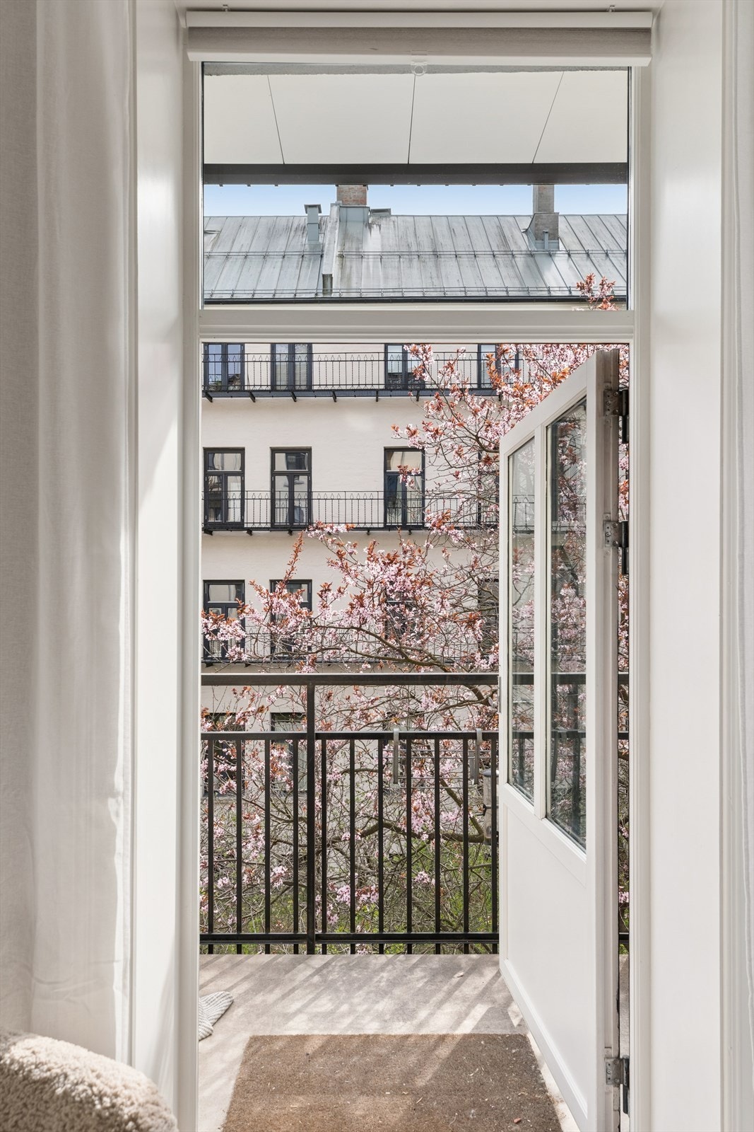 Fra stuen er det utgang til en store solrike sørvendte balkongen. Galleribilde