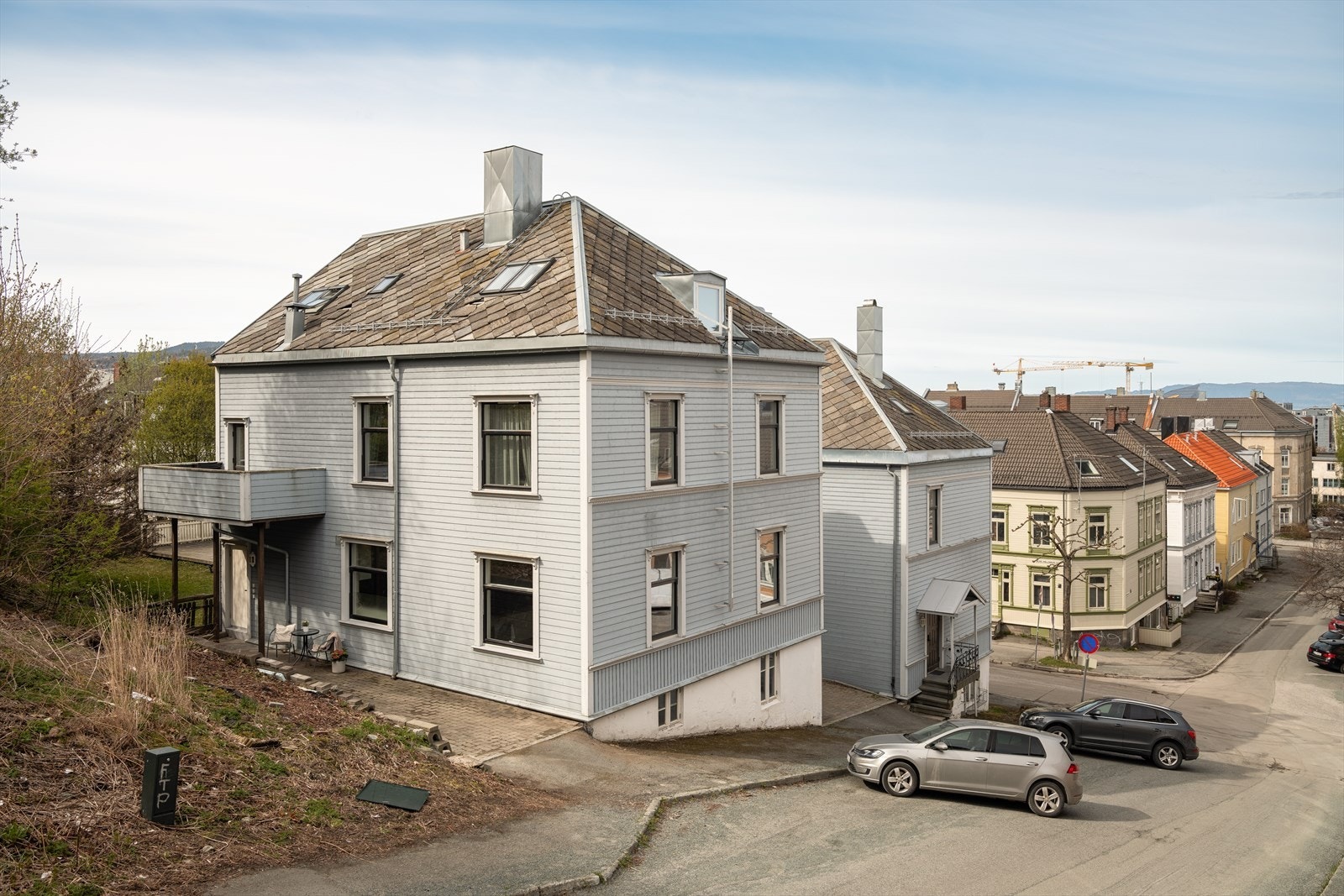 Leiligheten er en del av et borettslag med god vedlikeholdshistorikk. Ifølge tidligere salgsoppgave er utvendig kledning skiftet i 2014, samt at vinduene ble byttet i 2023. Galleribilde