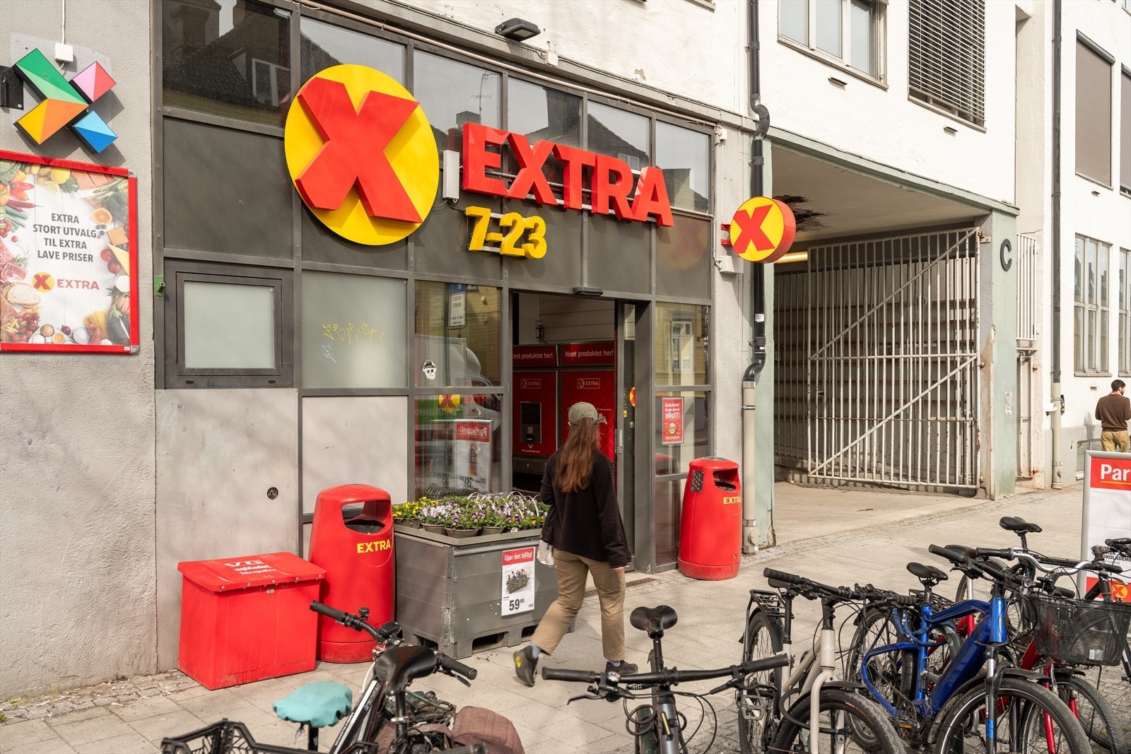 Innenfor få minutters gangavstand finner du flere dagligvarebutikker, både Coop Extra, Rema1000, Bunnpris og Meny. Galleribilde