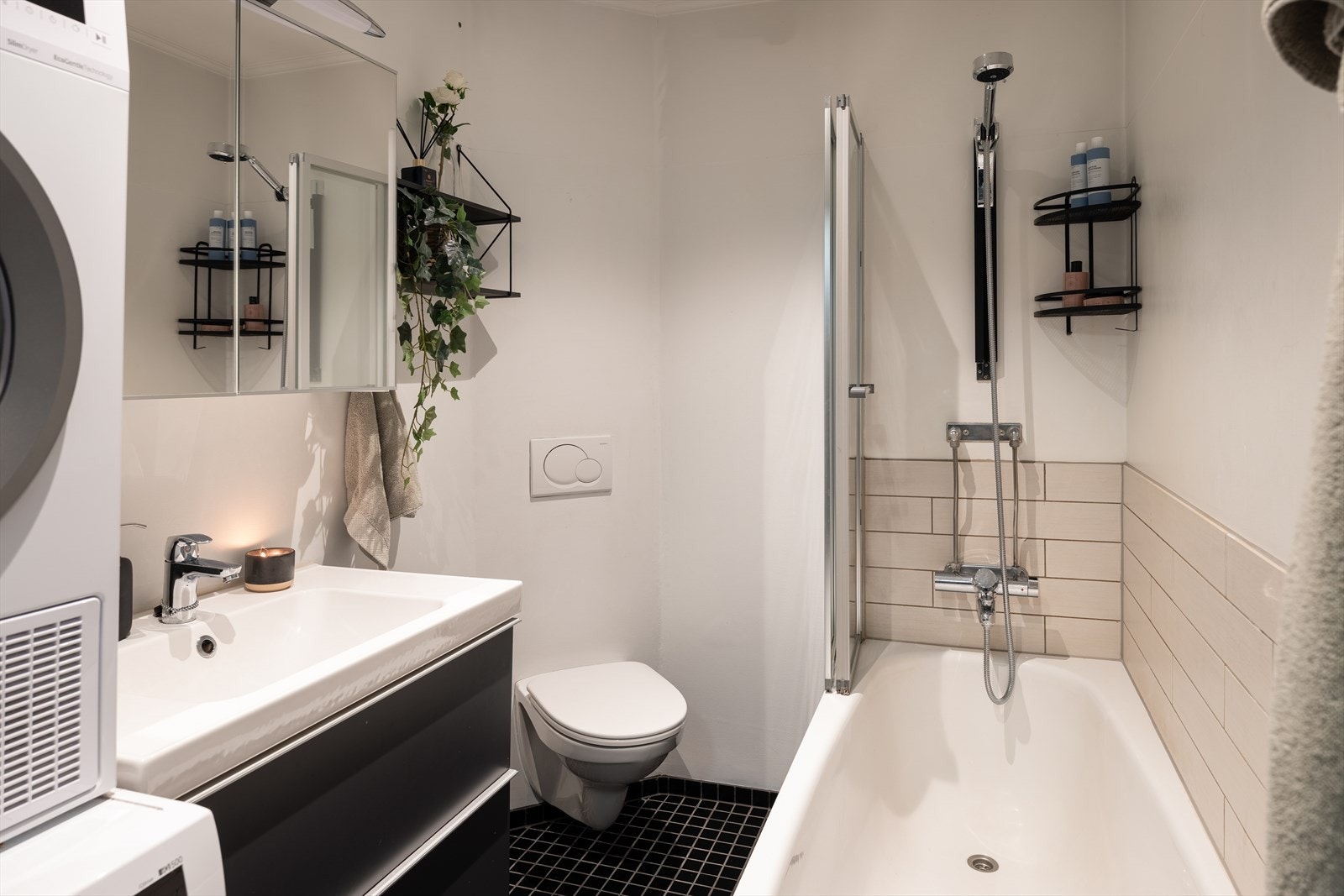 Pent, flislagt baderom som ifølge tidligere salgsoppgave og merking i sluk ble pusset opp i 2009. Baderommet er utstyrt med badekar med dusjvegg, toalett, opplegg til vaskemaskin, servant med underskap og speilskap. Det er også varmekabler i gulvet. Galleribilde