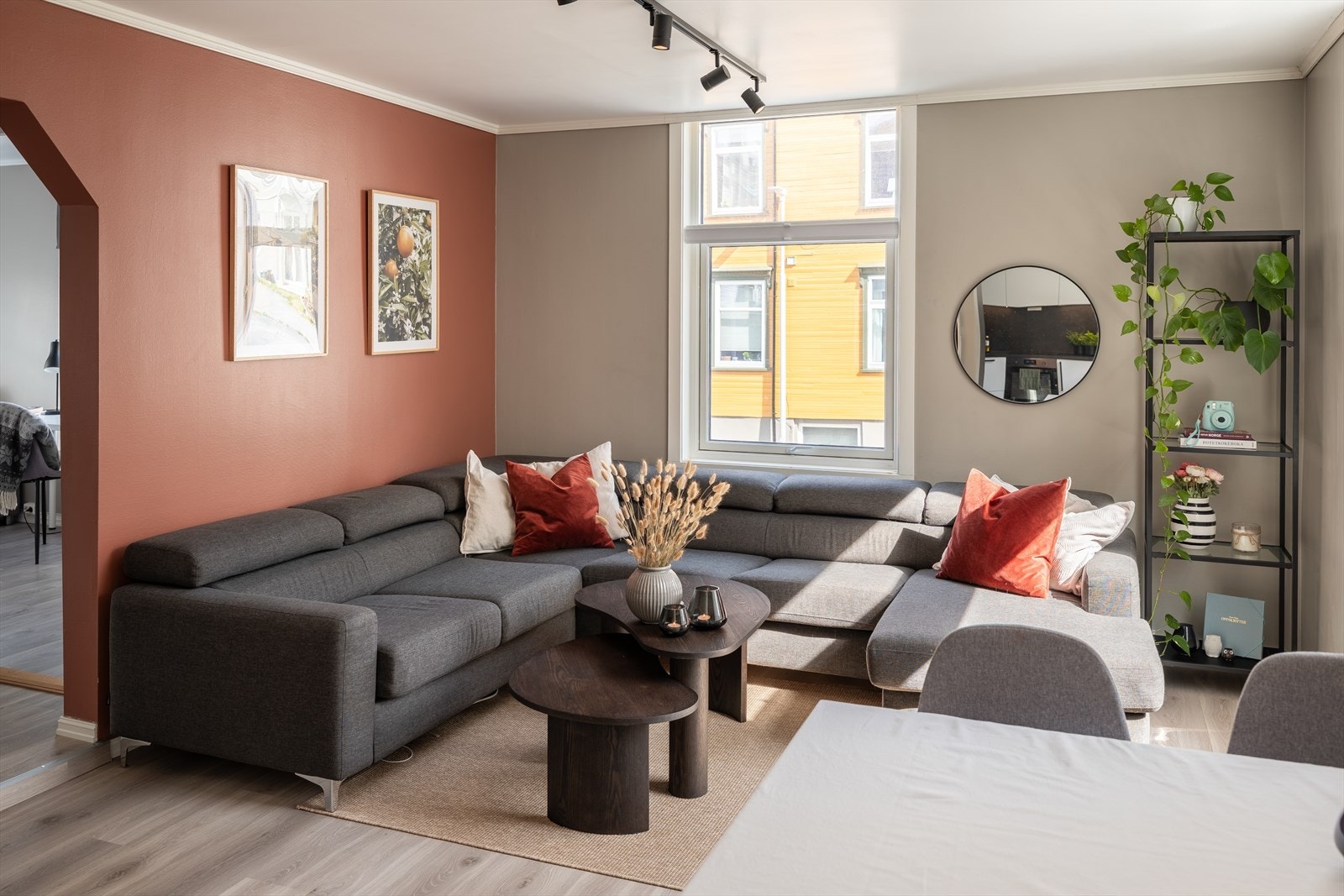 Stuen har delvis adskilt stue og kjøkken. Stuen måler 18 m² og har god plass til en romslig sittegruppe med tilhørende møblement. Galleribilde