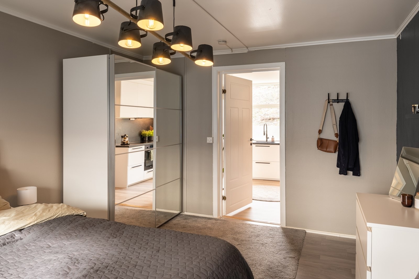 Her er det god plass til både seng av ønsket størrelse og en romslig garderobeløsning. Galleribilde