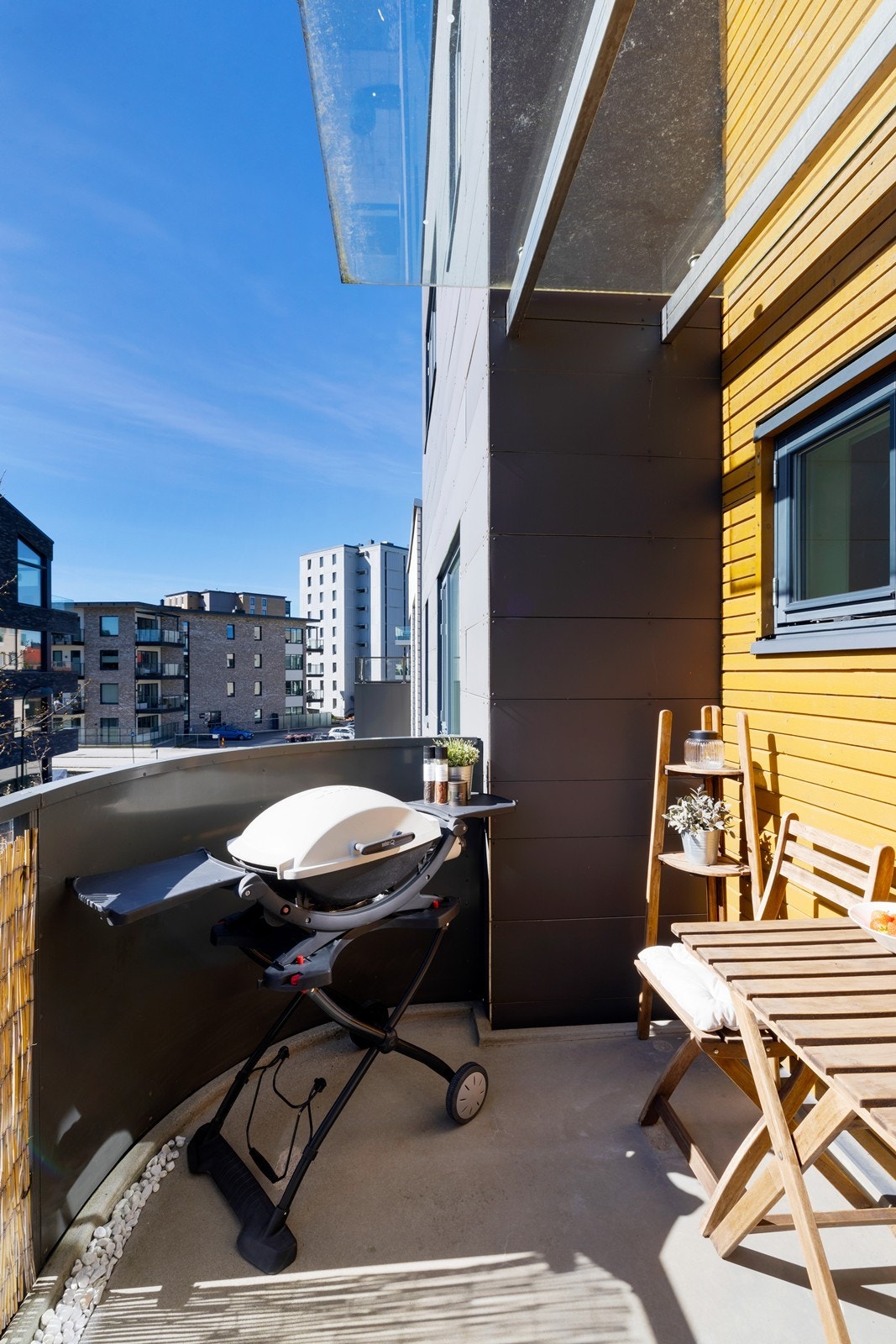 Balkong med plass til grill og sittegruppe skaper en hyggelig uteplass. Galleribilde