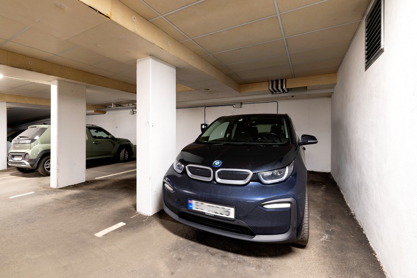 Innendørs parkeringsplass. Elbillader, Galleribilde