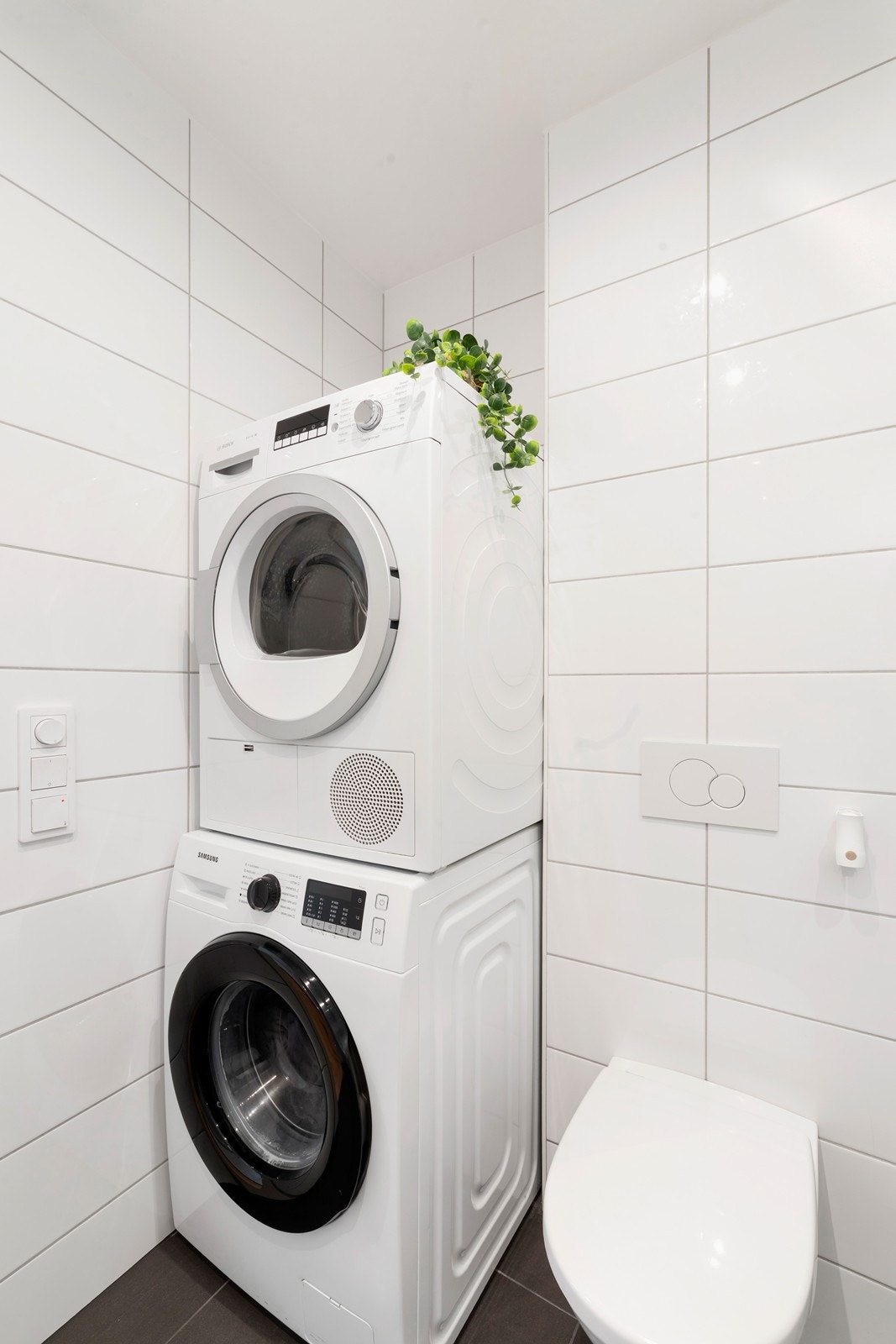 Plass til både vaskemaskin og tørketrommel på badet. Galleribilde