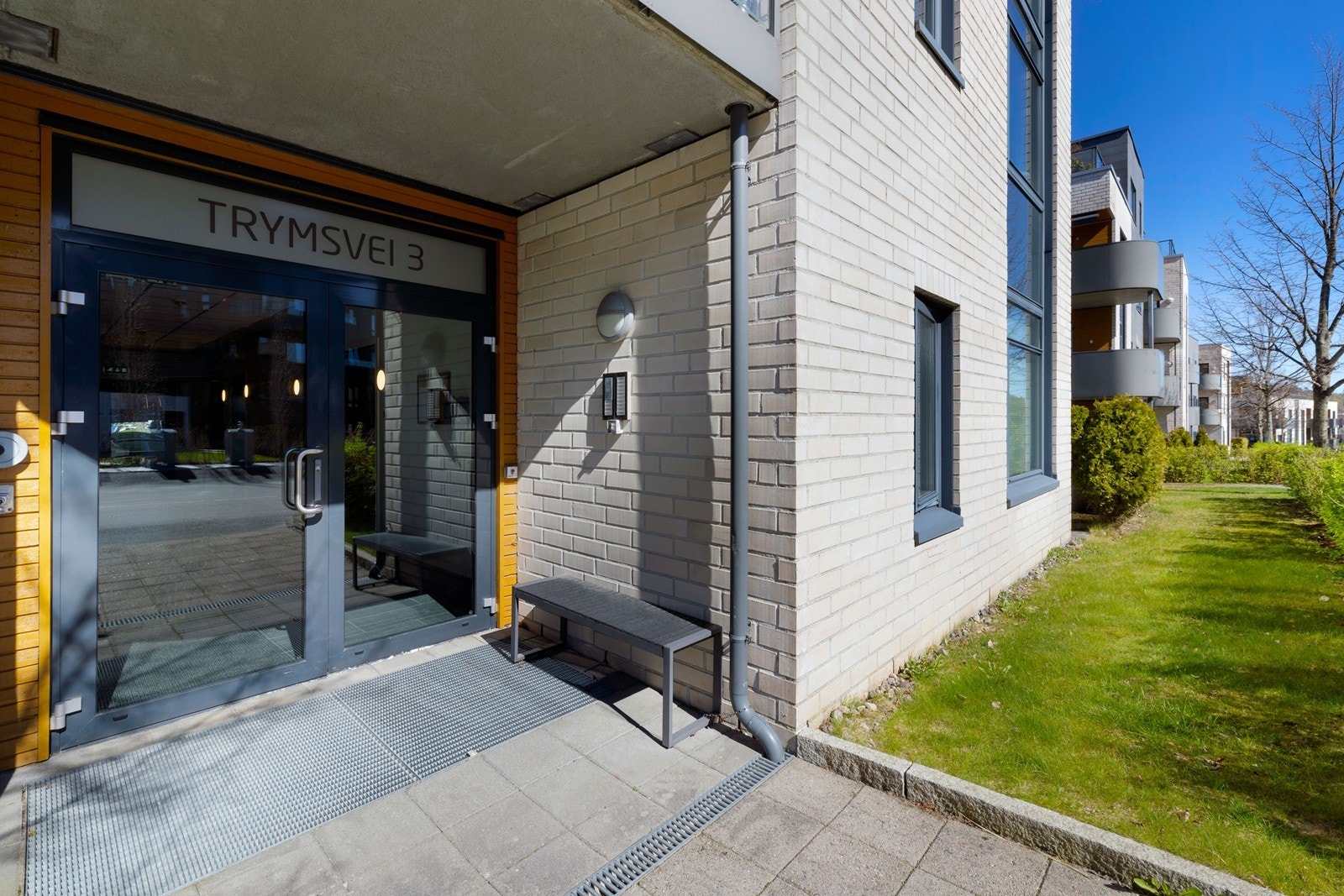 Inngangspartiet har et moderne uttrykk og enkel adkomst. Galleribilde