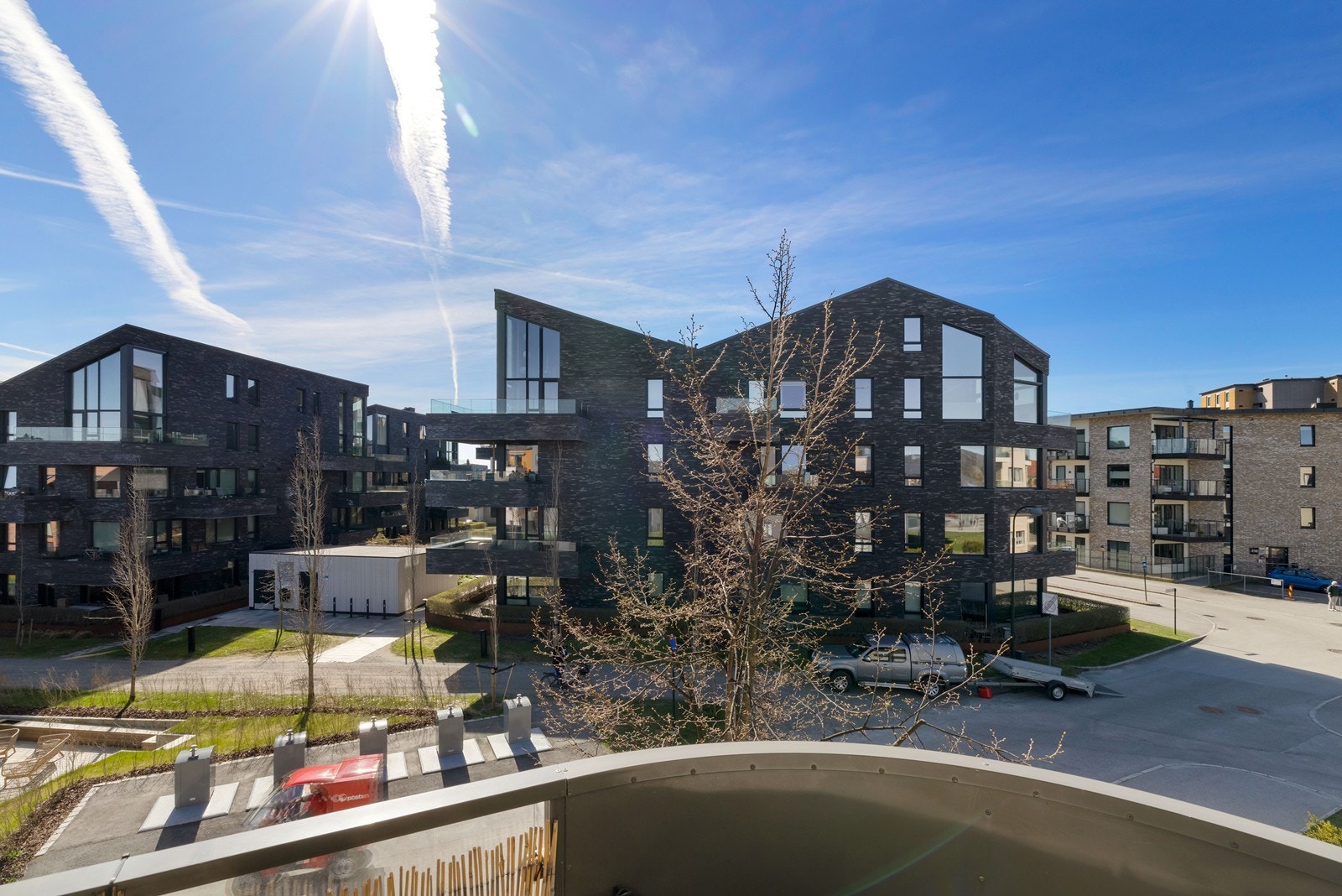 Balkongen vender ut mot et rolig og moderne boligområde. Galleribilde