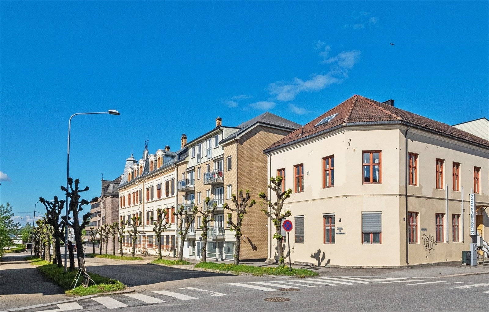 Få minutters gange til Mjøsa med Mjøsfronten, strandpromenade, aktivitetspark, badeplasser og flotte turstier mot Domkirkeodden og videre til Jessnes. Galleribilde