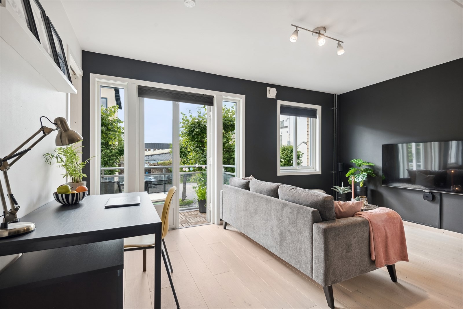 Et stort vindu og terrassedør med ekstra glassfelt slipper gir optimale lysforhold inn i leiligheten Galleribilde