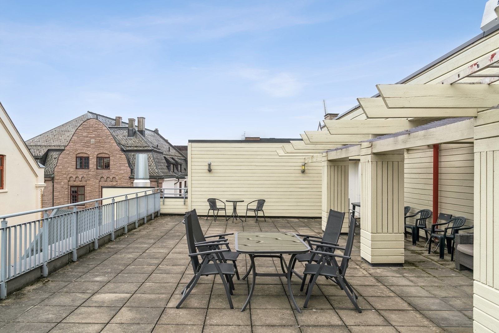 I nabobygget er det en stor, felles takterrasse som kan benyttes Galleribilde