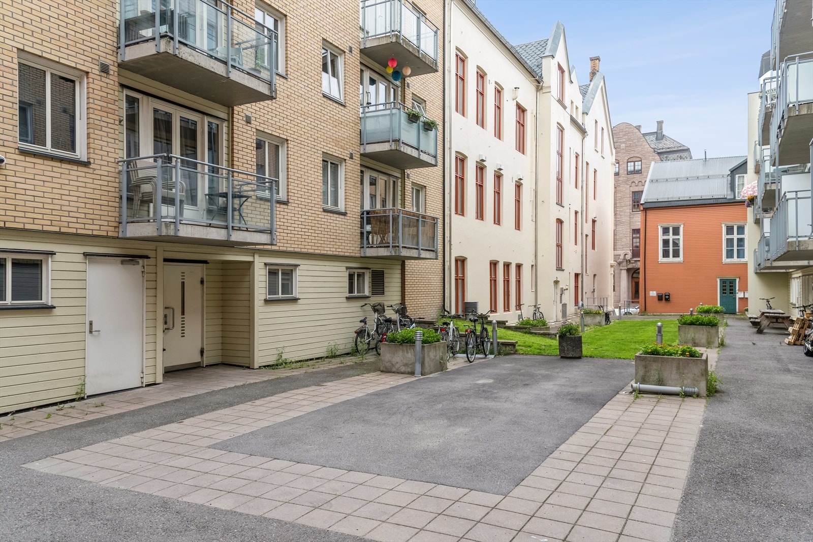 Rolig gårdsrom med adkomst til bygården Galleribilde
