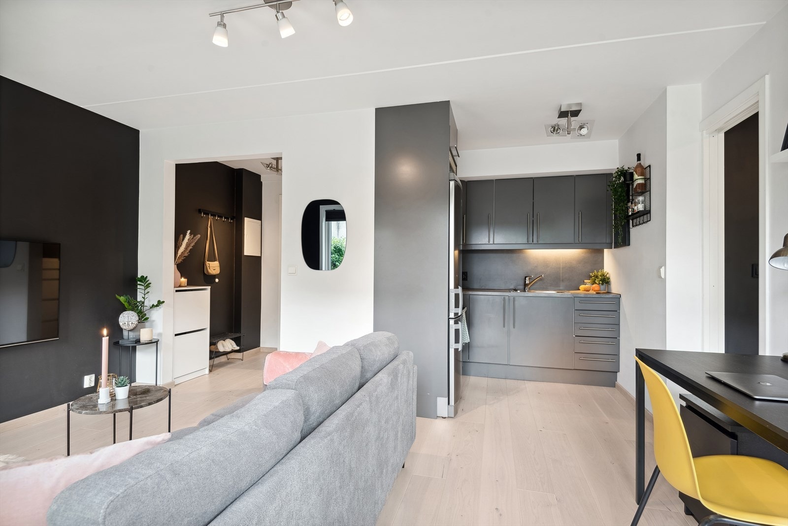 Leiligheten har oppgraderte innvendige flate med 1-stavs parkett og malte slette vegger Galleribilde