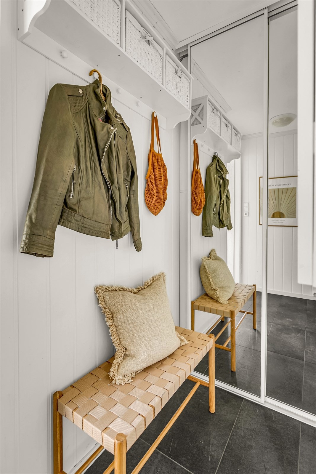 Gode oppbevaringsmuligheter i garderobe Galleribilde