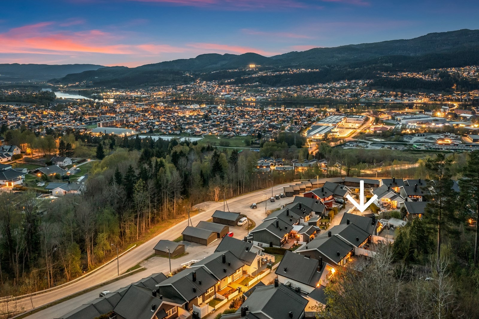 Familievennlig beliggenhet med ca. 9 min gange til Åsen barneskole og barnehage. Enkelt med buss til Veiavangen ungdomsskole. Galleribilde