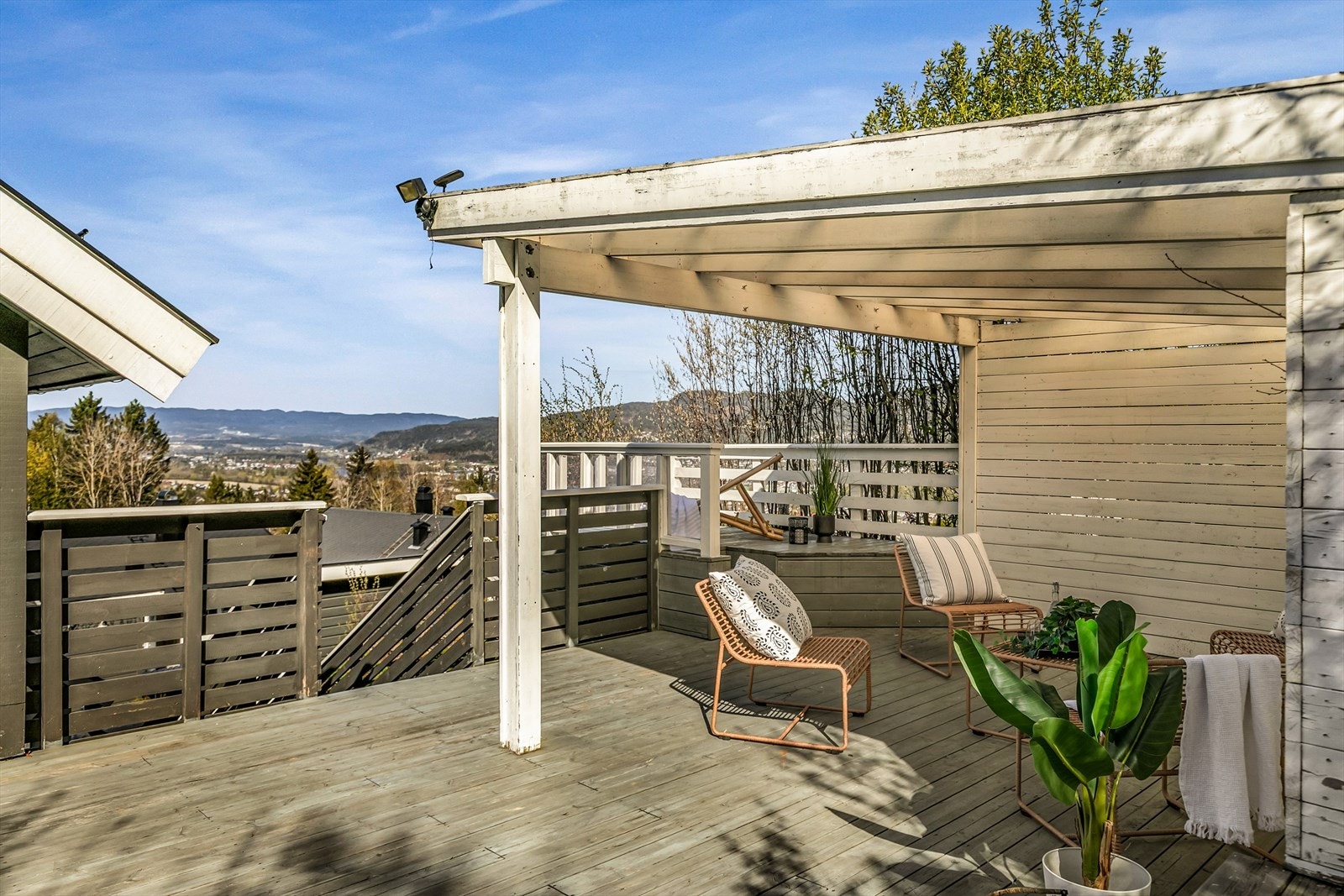 Deler av terrassen har smart pergola Galleribilde