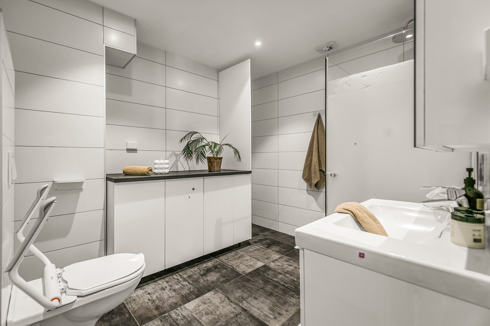 Pent flislagt bad fra 2017 med gulvvarme og downlights Galleribilde
