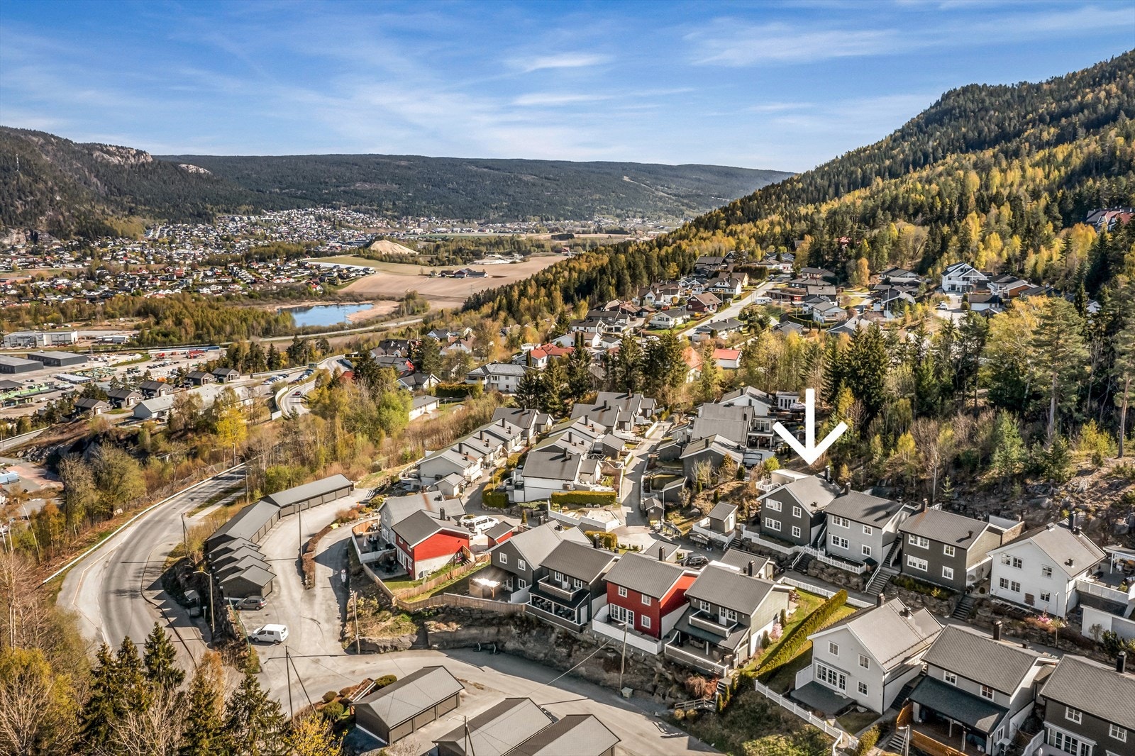 3 minutters gange til bussholdeplass. Det finnes også ekspressbuss og tog i Mjøndalen sentrum. Galleribilde