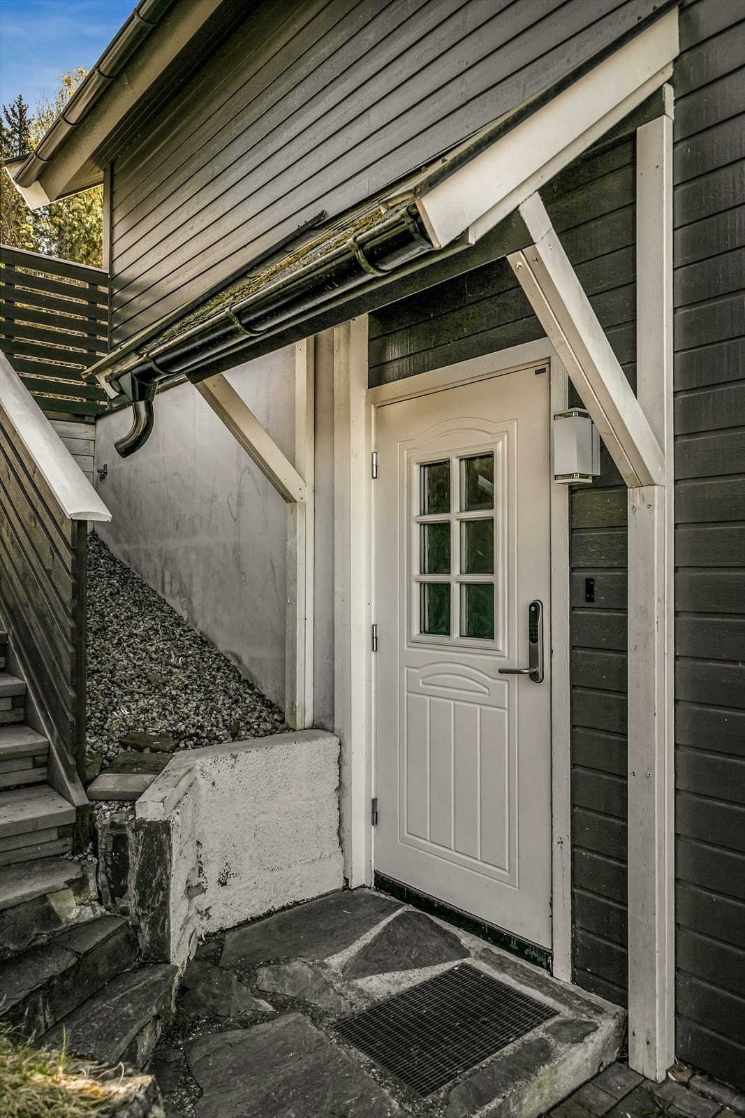Overbygget inngangsparti med Yale Doorman. Trapp direkte opp til uteplass. Galleribilde