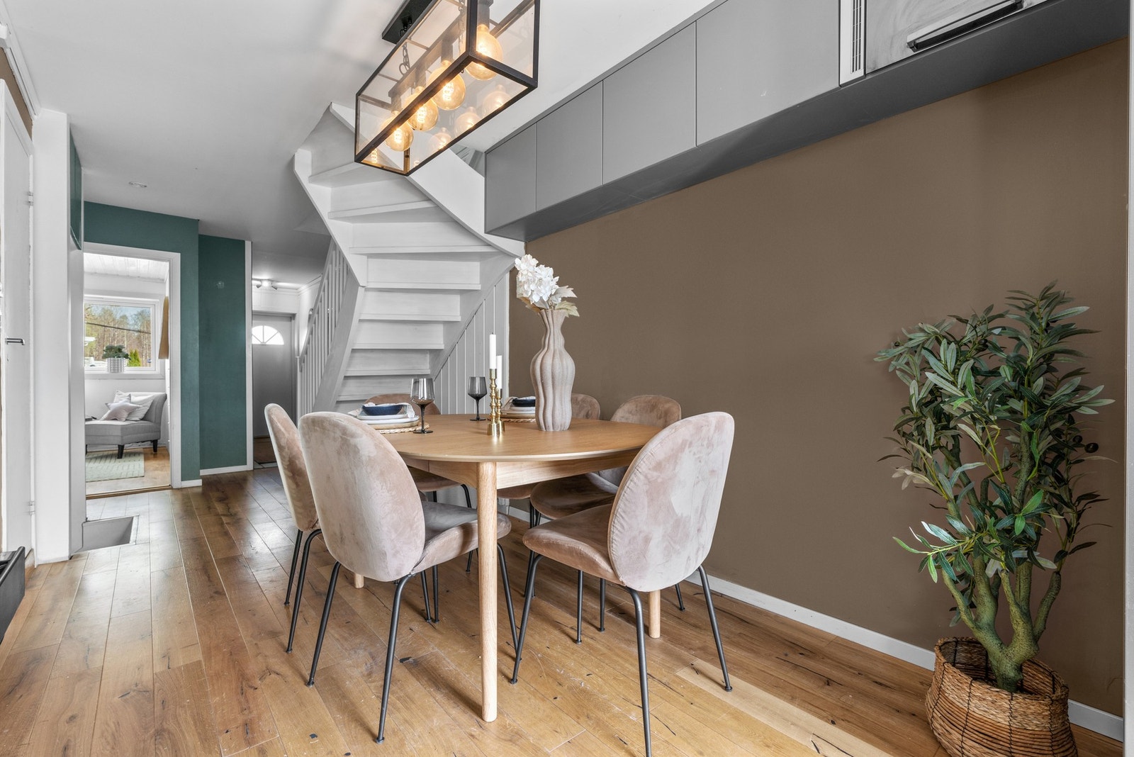I forbindelse med kjøkkenet er det plass til eget langbord for hyggelige familiemiddager, både til hverdag og fest. Galleribilde