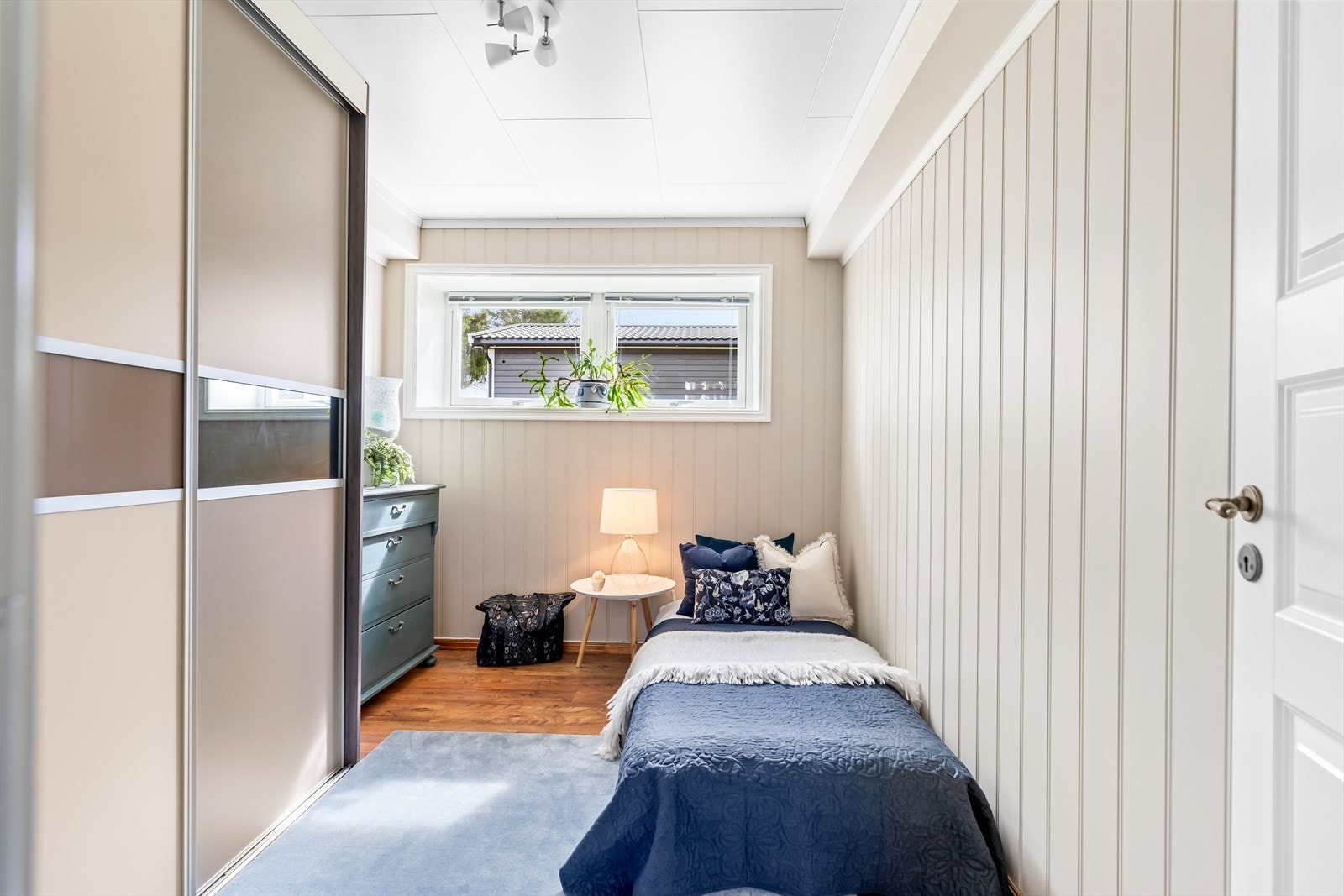 Alle rommene har bra med oppbevaring i en plassbygget skyvedørsgarderobe Galleribilde