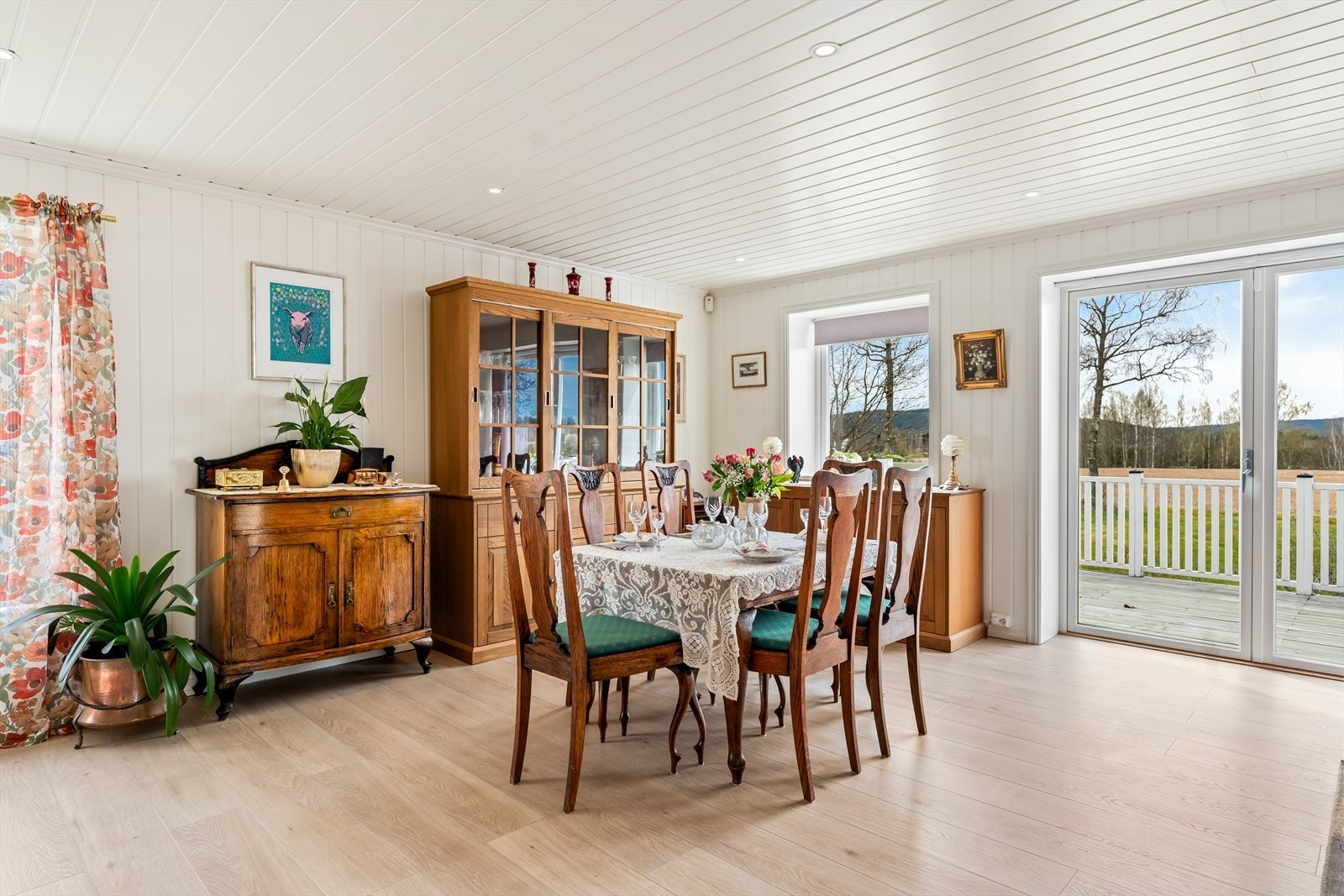 Vinduene inkluderer en skyvedør til hovedterrassen, og sommerstid får man et solrikt ekstra areal i forlengelse av stuen. Galleribilde