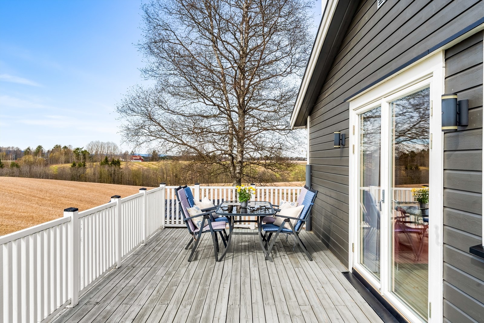 Solen nytes til fulle på en romslig terrasse utenfor stuen og på en skjermet uteplass ved inngangen. Galleribilde