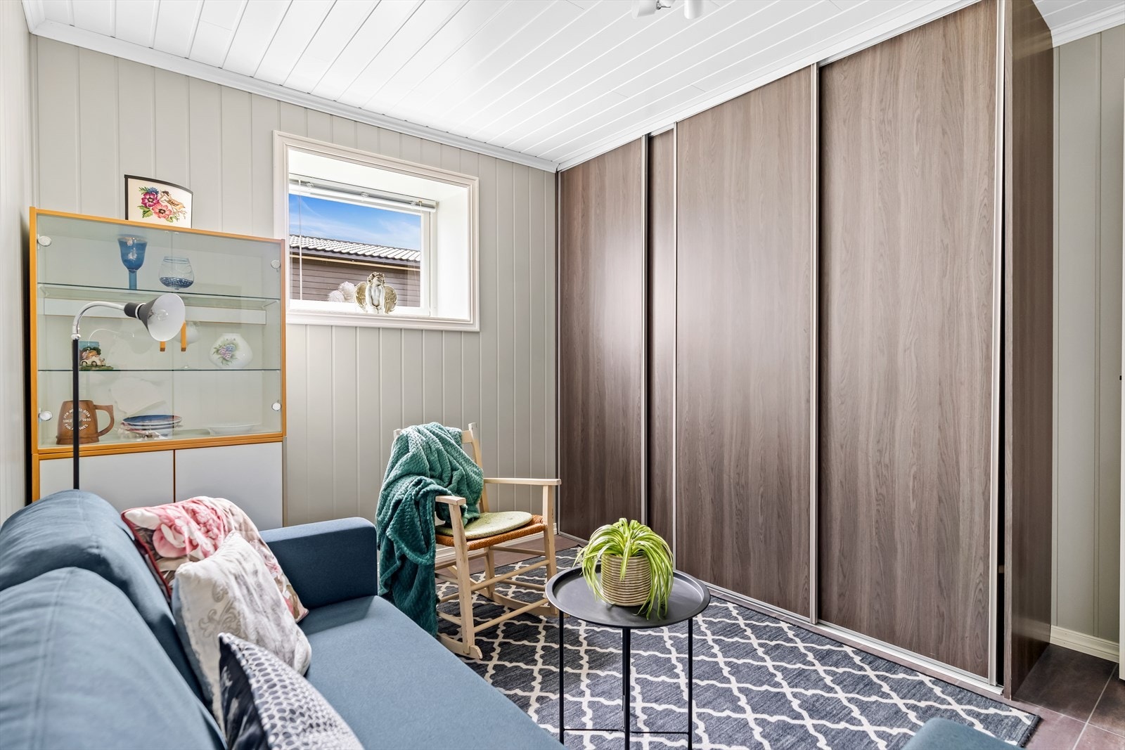 Stor skyvedørsgarderobe med god plass til klesavheng. Galleribilde