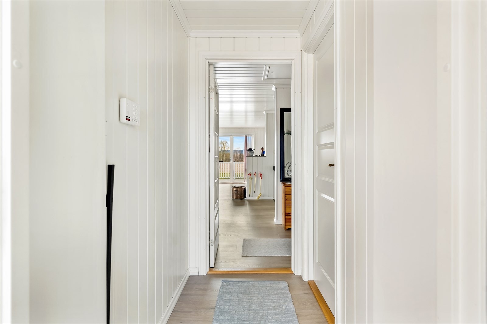 Vel inne har boligen en liten entré med 1-stavs laminat på gulvet. Galleribilde