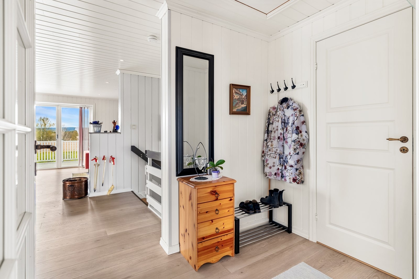 Tilknyttet entreen ligger det et hendig walk-in closet, og i en gang innenfor entreen finner man et praktisk gjestetoalett. Galleribilde