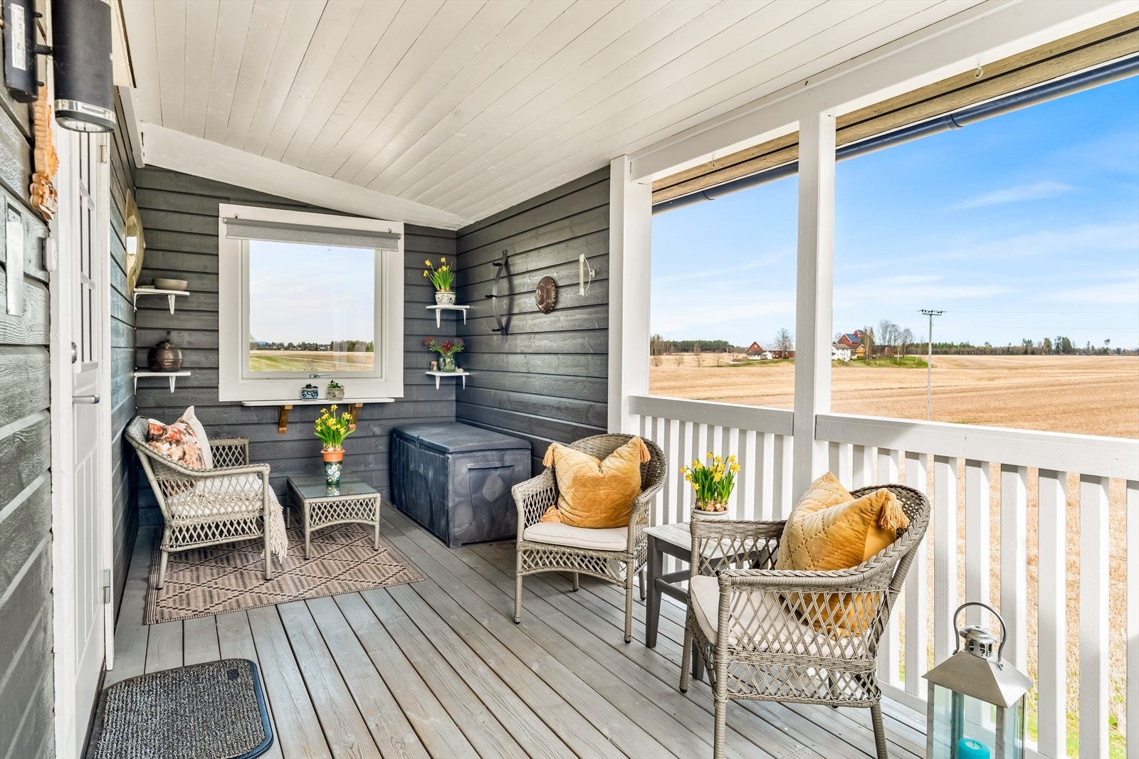 På motsatt side har boligen en skjermet terrasse med overbygg, belysning og godt utsyn. Galleribilde