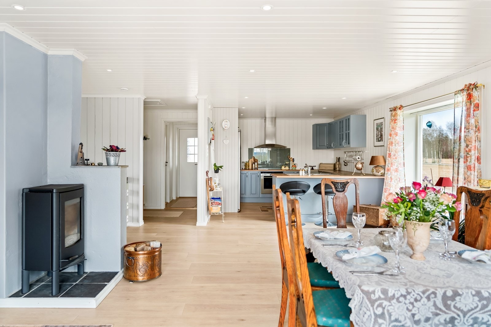 Dagslyset suppleres ypperlig av downlights, og stuen har en koselig peisovn og et stilrent laminatgulv i 1-stavs design. Galleribilde