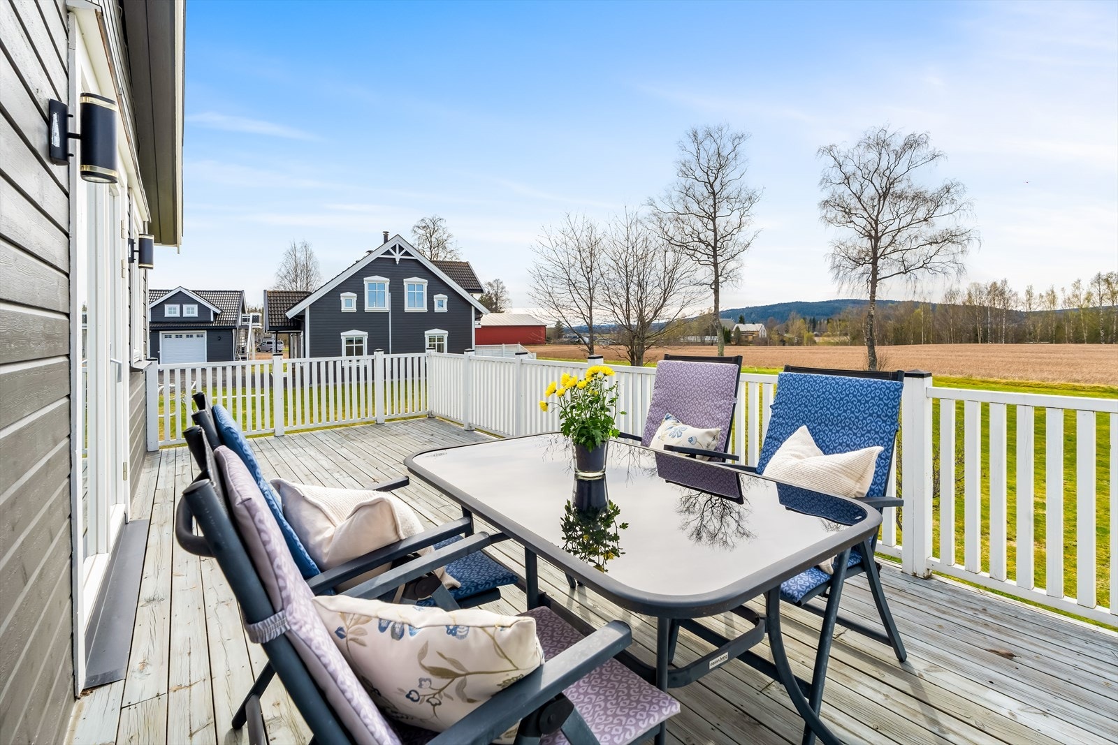 Fra stuen er det en skyvedør til hovedterrassen, og på sommerstid får man et solrikt ekstra areal i forlengelse av stuen. Galleribilde