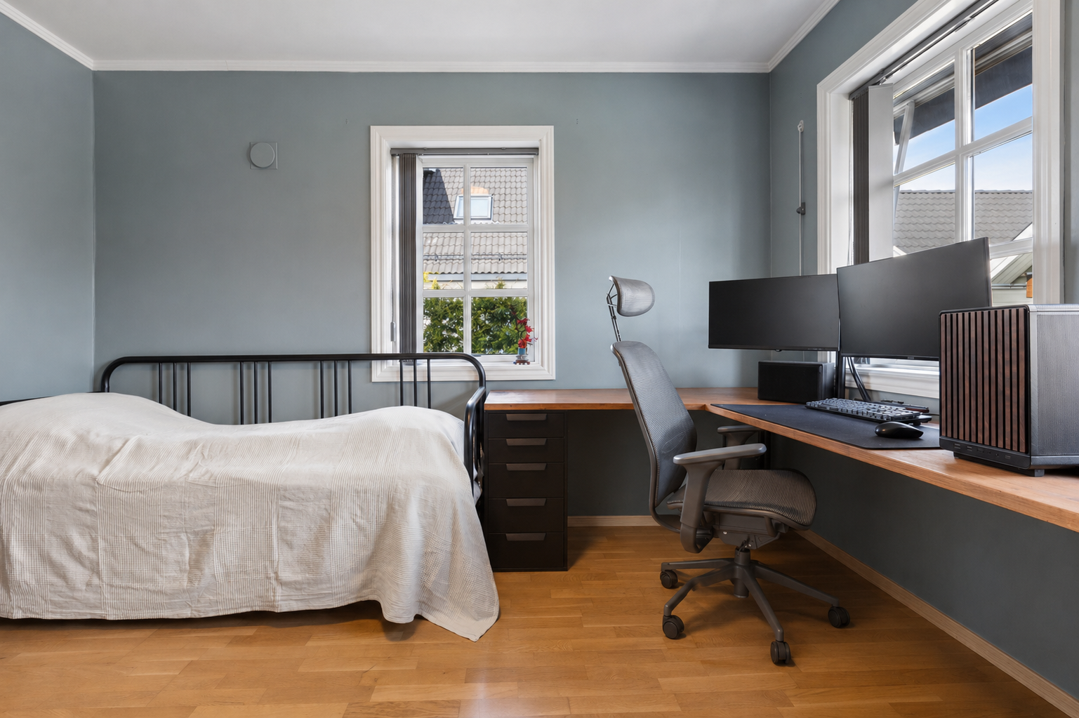 Soverommet i første etasje, ideelt som gjesterom, kontor eller hovedsoverom for den som ønsker alt på ett plan. Galleribilde