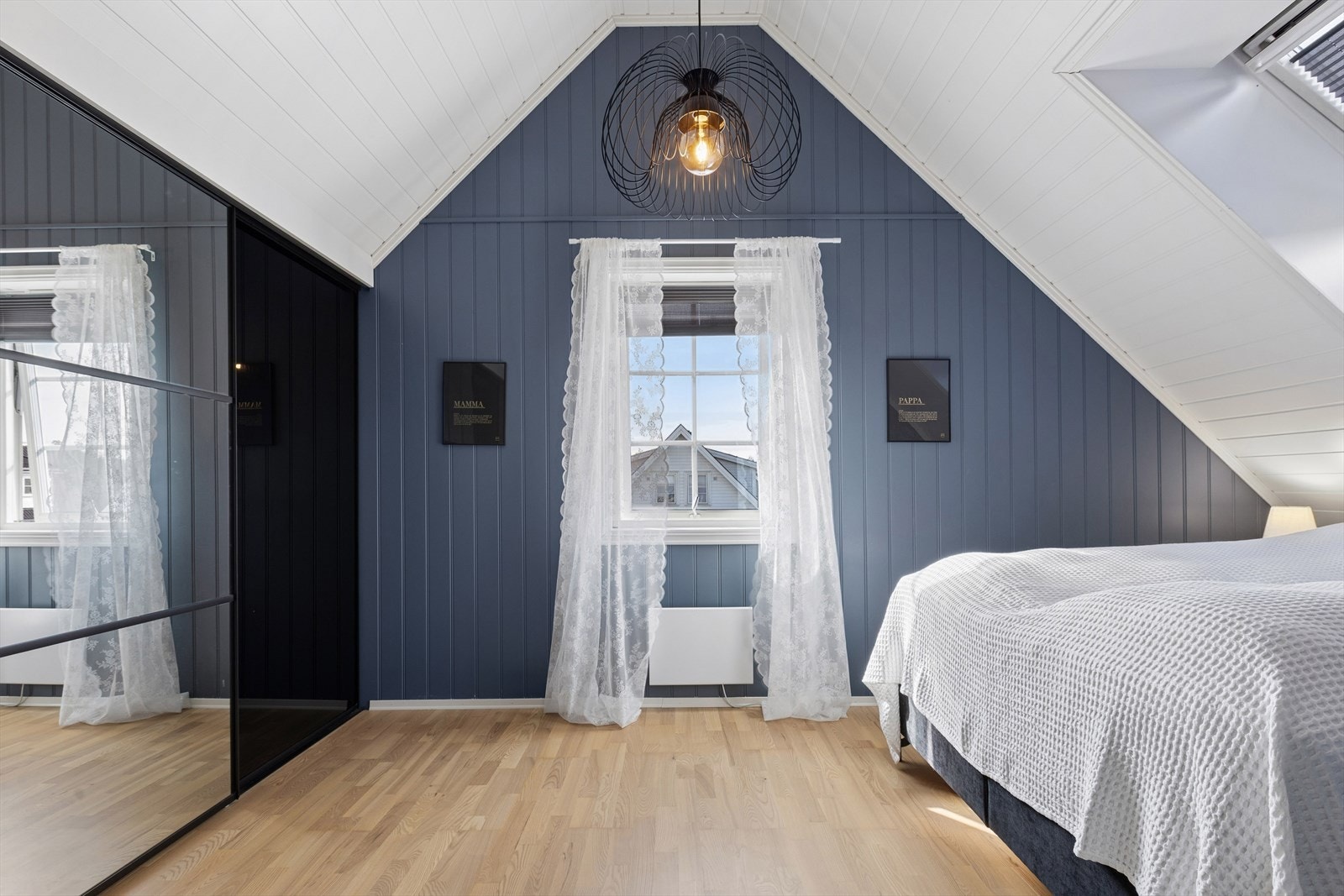 Rommet har plass til en stor dobbeltseng. Det er også skyvedørsgarderobe her som medfølger. Takvindu og vindu i endevegg. Galleribilde