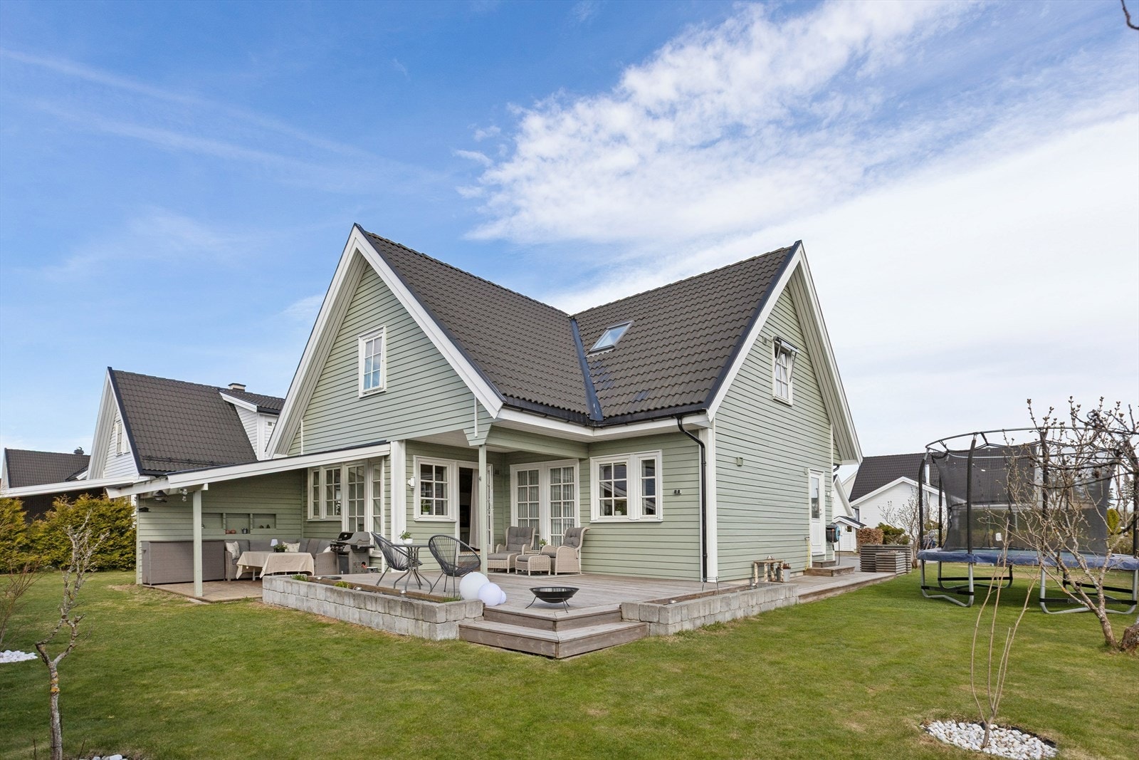 Eneboligen er fra 2008 og ligger i et etablert og rolig boligområde på Nordby. Gatene her har lite gjennomgangstrafikk og har flere barnehager i nærheten. Galleribilde