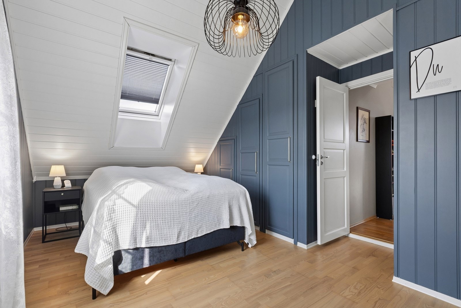 Hovedsoverommet i loftsetasjen har god plass og smarte, integrerte garderobeløsninger som utnytter plassen under skråtaket. Galleribilde