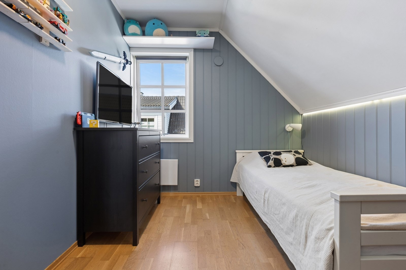 Soverom 4 er av tilsvarende størrelse som soverom 3, et lyst og trivelig soverom - som egner seg godt som barnerom med plass til seng og oppbevaring. Galleribilde