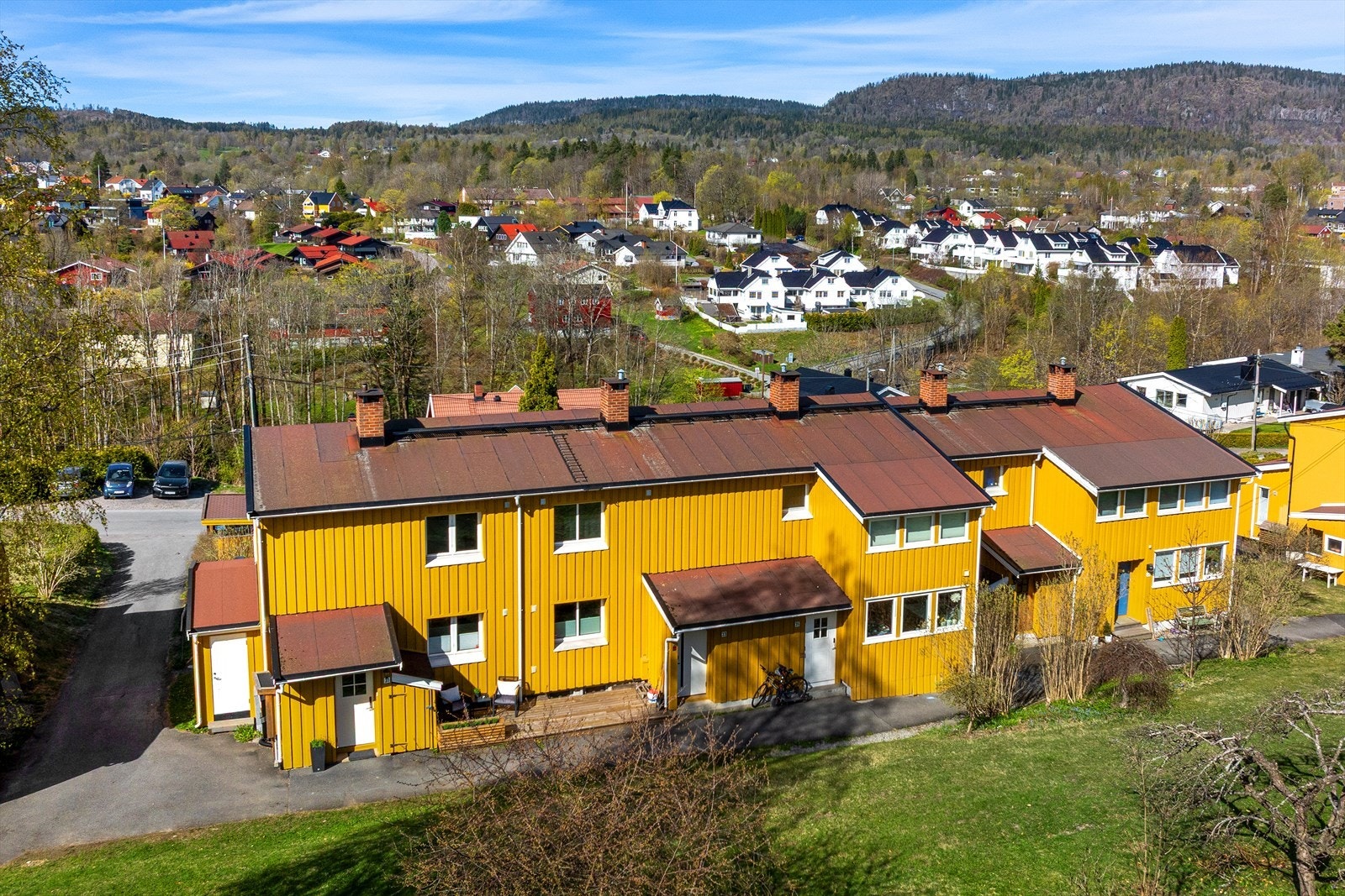 Et innholdsrikt og oppgradert rekkehus over tre plan. Boligen er vesentlig modernisert med blant annet to nye bad, nytt kjøkken og to varmepumper installert i 2023. Galleribilde