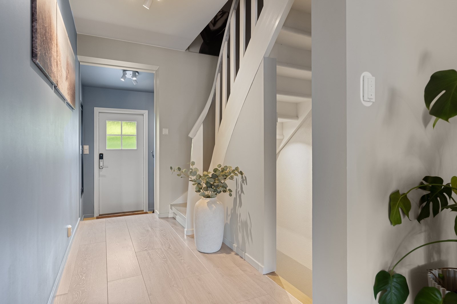Den innvendige vinkeltrappen i tre binder de tre etasjene sammen på en effektiv måte. Galleribilde