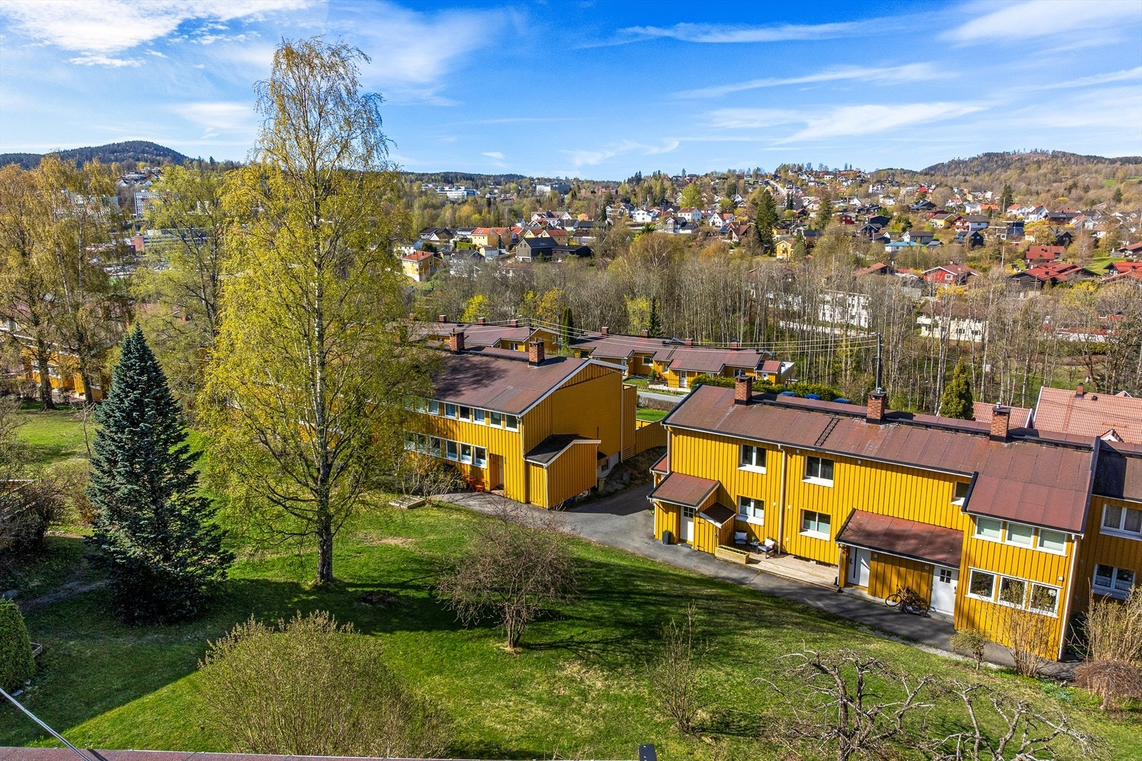Nabolaget har et lavt støynivå og trygge omgivelser, med flere barnehager og skoler i kort avstand. Galleribilde