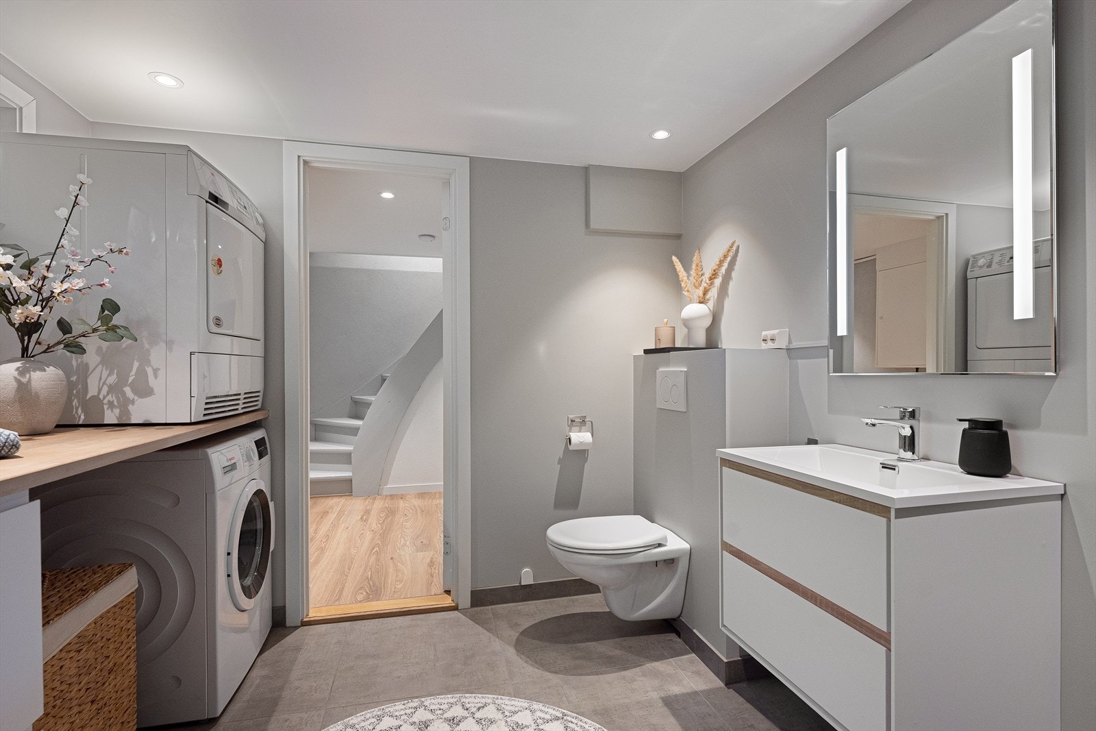 Dette badet fungerer også som vaskerom, med praktisk benkeplass og opplegg for vaskemaskin. Galleribilde